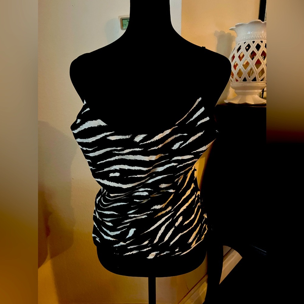 Cute top with sequins
